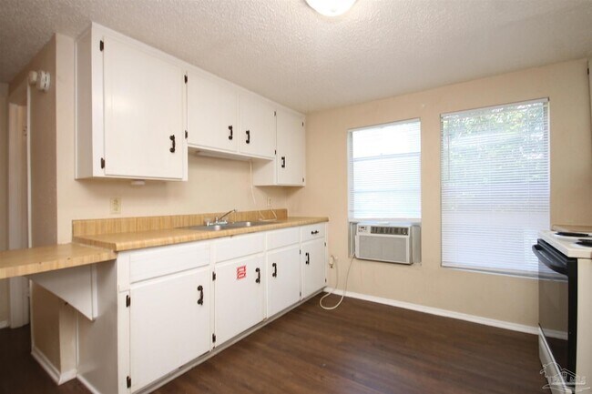 Building Photo - 5 Edgewood Cir