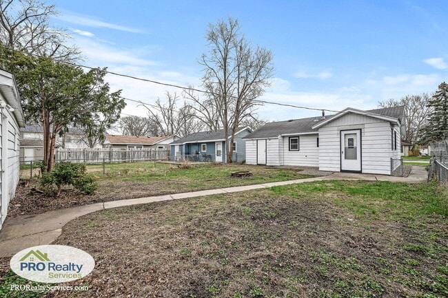 Building Photo - 2 Bedroom Home
