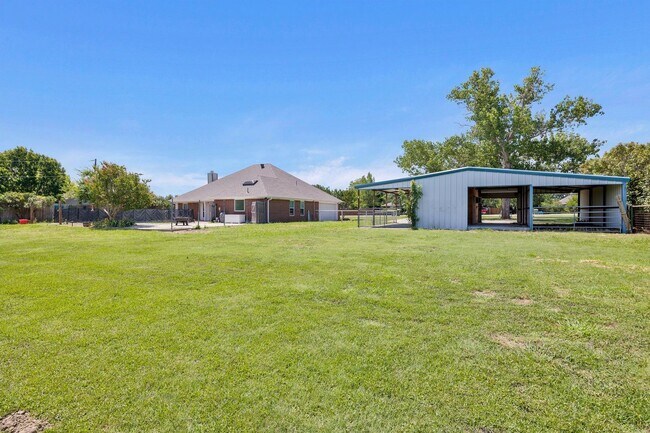 Building Photo - Updated Home with Pool & Shop on 1 acre lot
