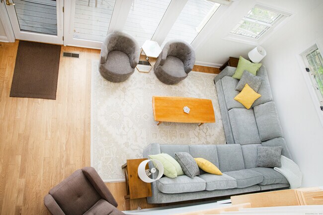 Building Photo - 12 Westover Ln