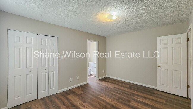 Building Photo - Cute Townhouse Available!