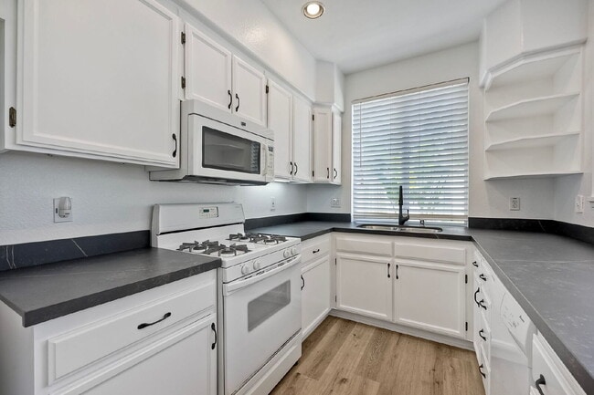 Building Photo - Cozy Condo  Saxony at Encinitas Ranch