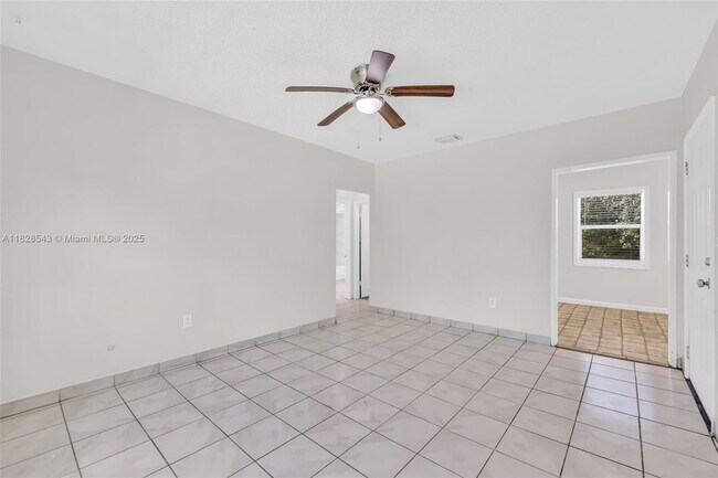 Building Photo - 3762 SW 27th St