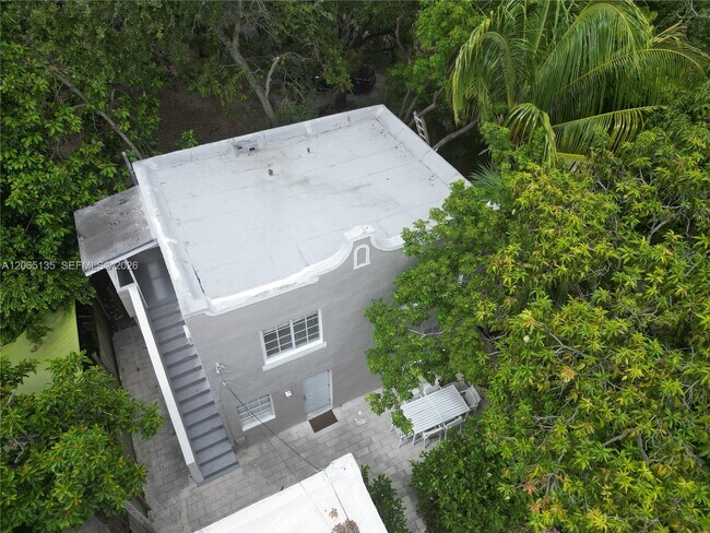 Building Photo - 553 NE 65th St