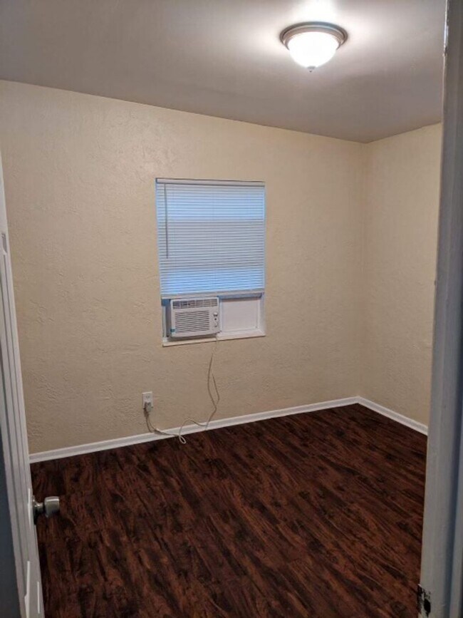 Building Photo - 2/1/ home in St. Pete