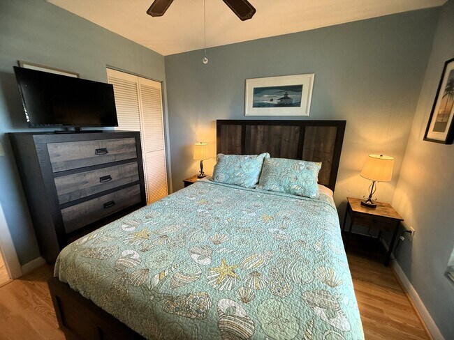 Building Photo - SEASONAL BEACH ACCESS 2/2 CONDO ON FT. MYERS BEACH!!!