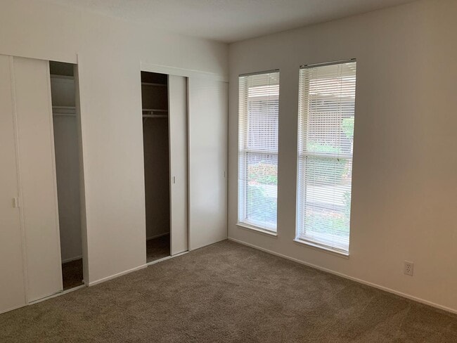 Building Photo - 5420 Roundtree Ct