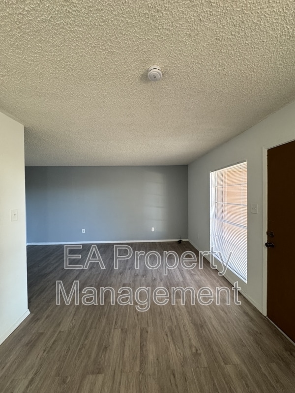 Building Photo - 1212 Chelwood Park Blvd NE