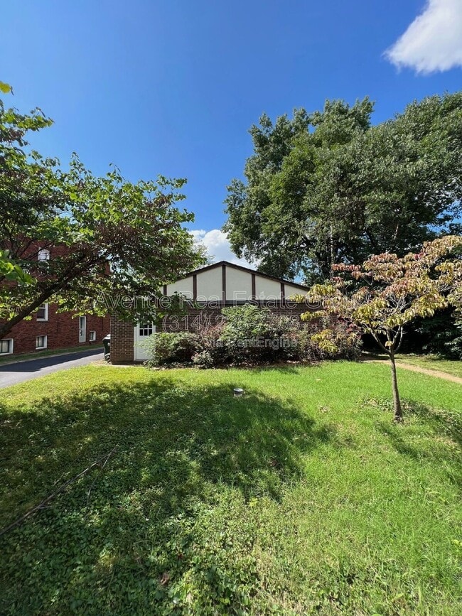 Building Photo - 1015 Commodore Dr