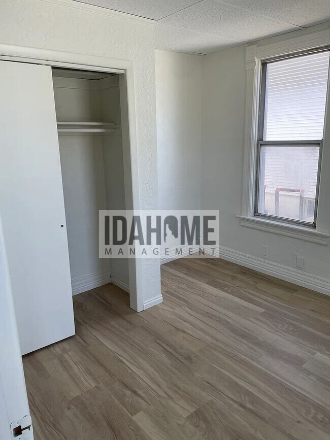 Building Photo - Halliday