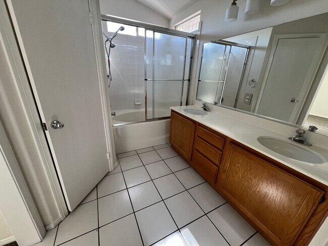 Building Photo - Don't Miss Out On This Beauty