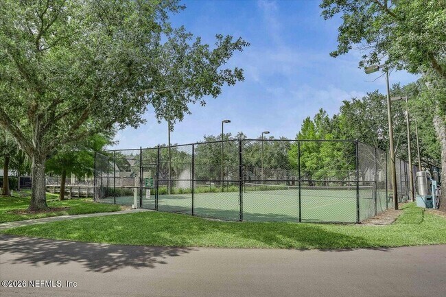 Building Photo - 13700 Richmond Park Dr N