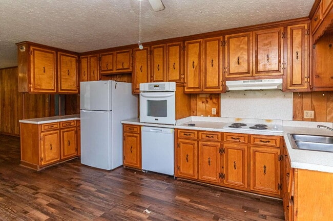 Building Photo - Brick Ranch in Pikeville! Lawn care included!