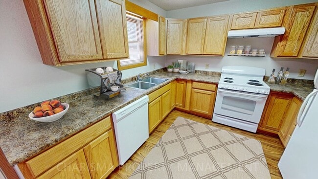 Building Photo - 1 BD, FREE GARAGE, WASHER/DRYER, OUTDOOR P...