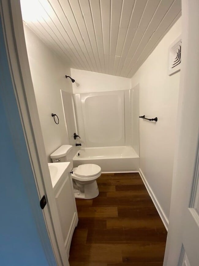 Building Photo - Beautifully upgraded studio unit