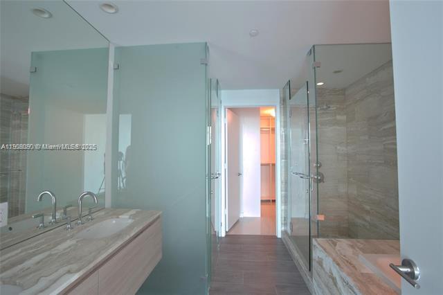 Building Photo - Biscayne Beach condo