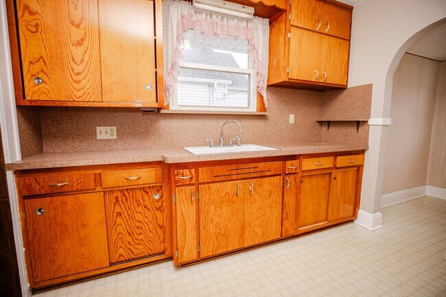 Building Photo - Beautiful two bedroom home with bonus room, fenced in back yard, garage, and full basement!