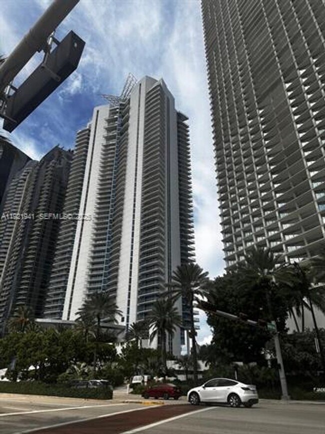 Building Photo - 17001 Collins Ave