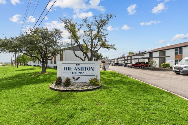 Building Photo - Your Charming 2/1 Apartment in Waxahachie ...