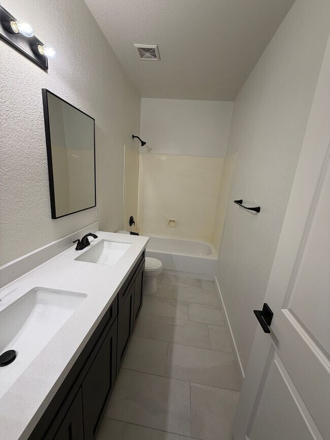 Building Photo - Beautifully Remodeled North Peoria Home 3 Bedroom 2 Bath Plus Office