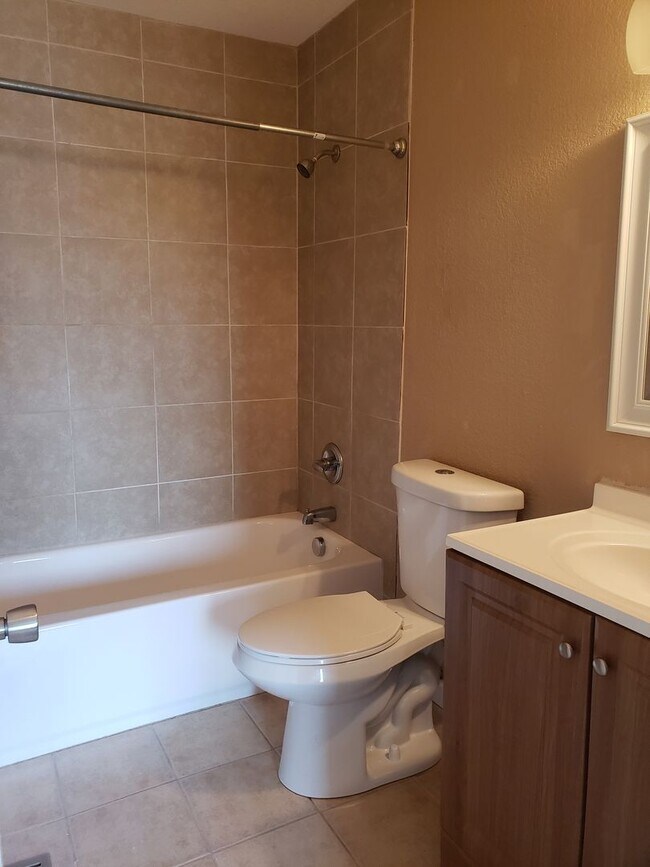 Building Photo - Modern 2 Bed | 2 Bath Townhouse in Town Center!