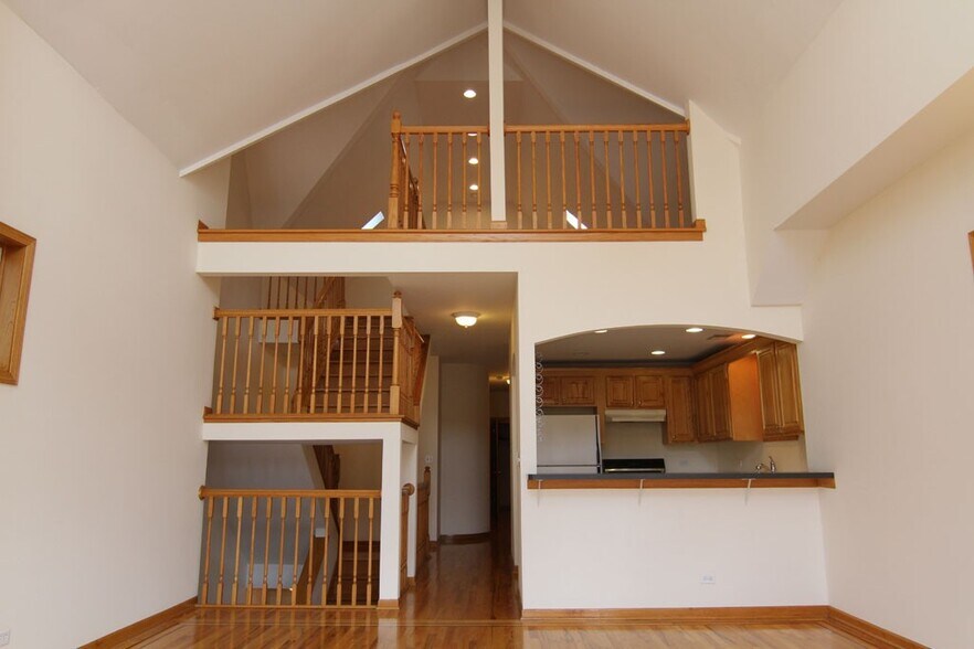 Building Photo - 844 W Buckingham Pl