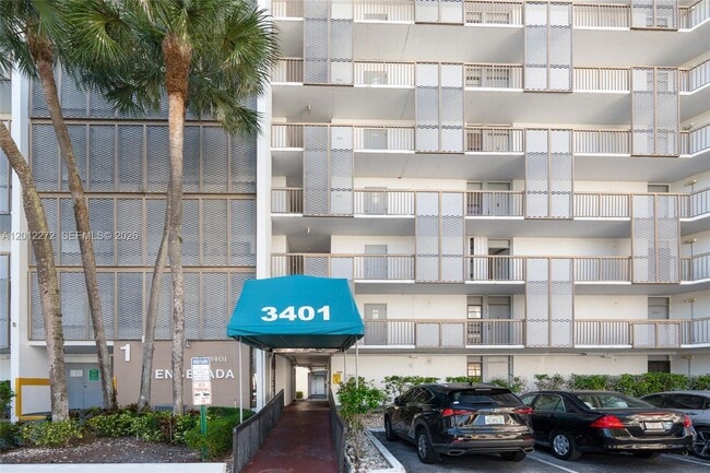 Building Photo - 3401 N Country Club Dr