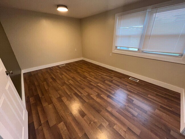 Building Photo - 3 Bedroom Home