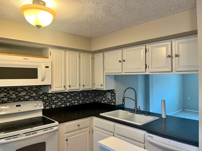 Building Photo - Charming 2 Bedroom/2 Bathroom in Laurel Valley!