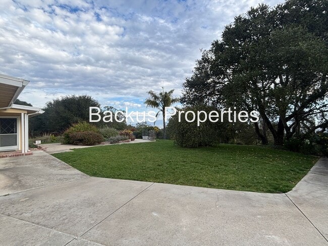 Building Photo - Great one-story home with the serenity of Pine Canyon