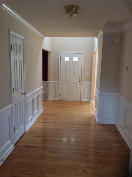 Foyer - 424 W Abington Way