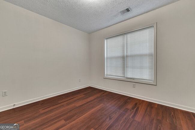 Building Photo - 1510 Twin Manor Dr