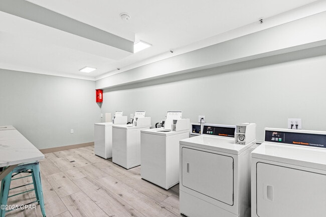 Building Photo - 8743 Thomas Dr