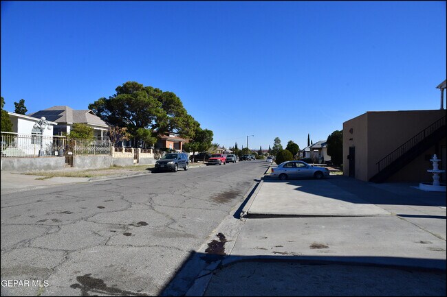 Building Photo - 2606 Aurora Ave