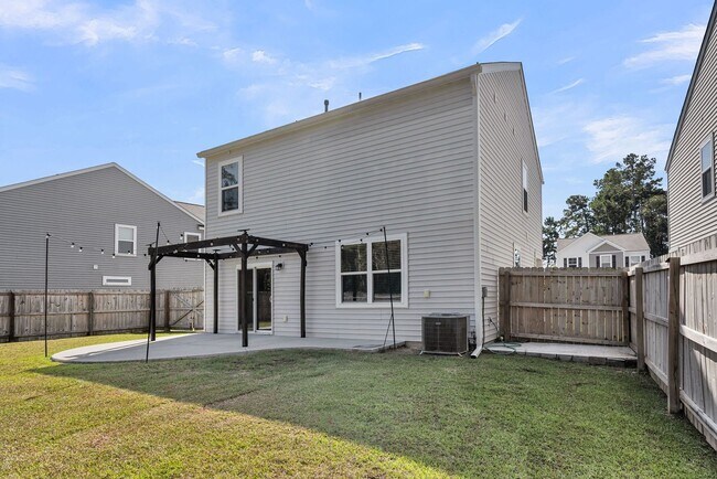 Building Photo - 4 Bedroom 3 Bath Home Located in Shell Pointe at Cobblestone Village in Summerville!