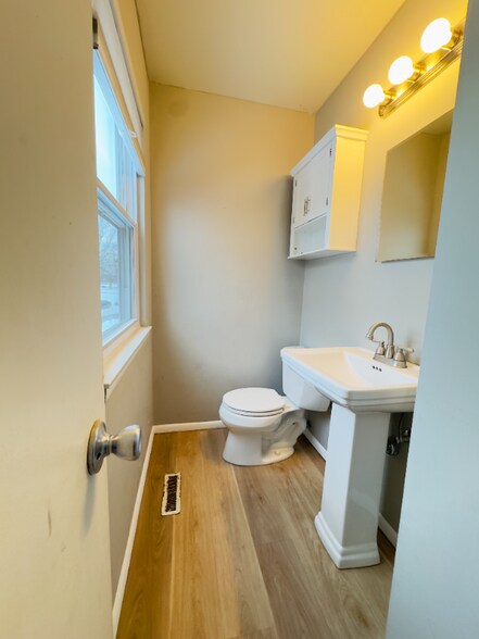 Building Photo - 102 Hopkins Ct