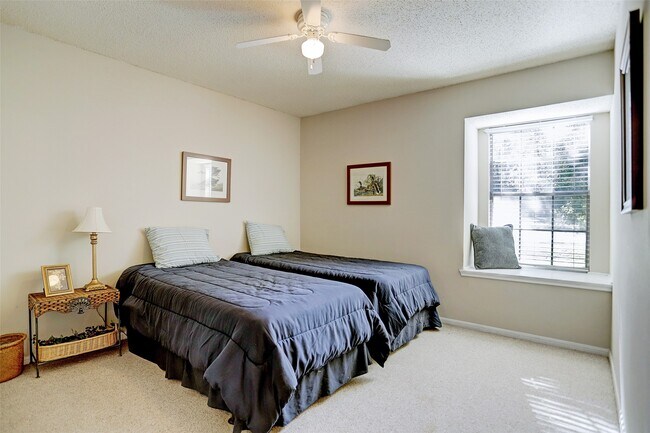 Building Photo - 12 Fairmeade Bend Dr