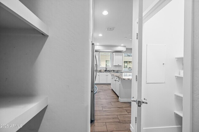 Building Photo - 1250 Abbey Ln