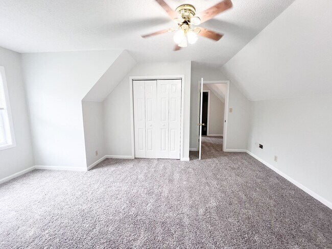 Building Photo - 3 Bedroom 2 Bathroom Home located on a cor...