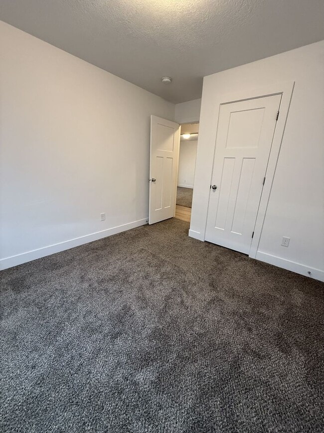 Building Photo - Spacious 3-Bedroom Upper-Level Home in Gra...