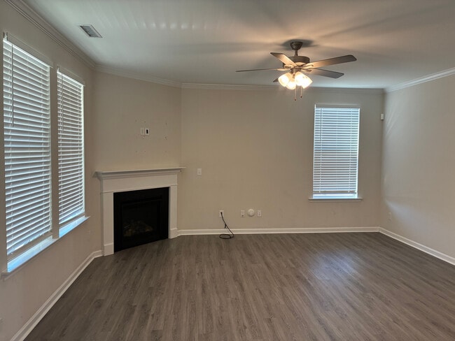 Building Photo - Room in House on Hopper Cir