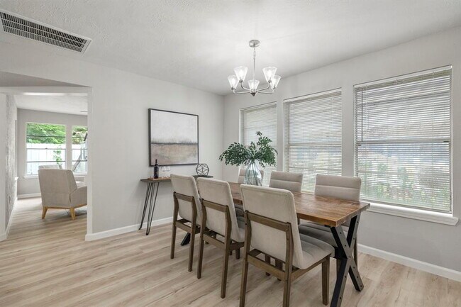 Building Photo - Remodeled 3-Bed Home with Office & Deck in...