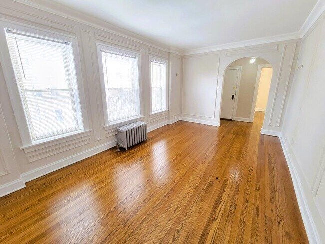 Primary Photo - 1639 W Estes Ave