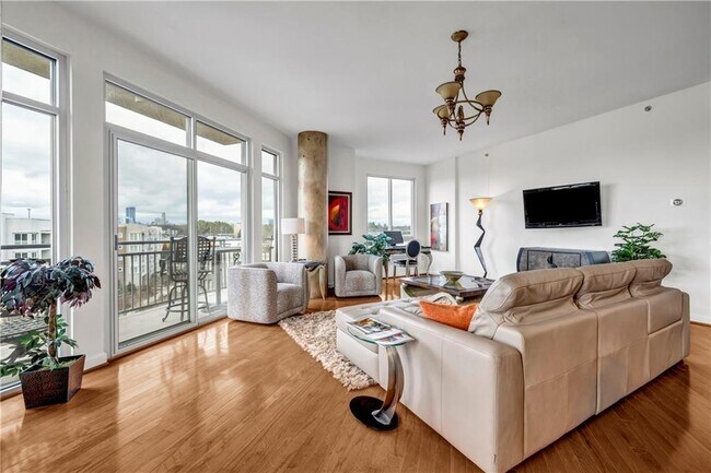 Building Photo - 711 Cosmopolitan Dr NE