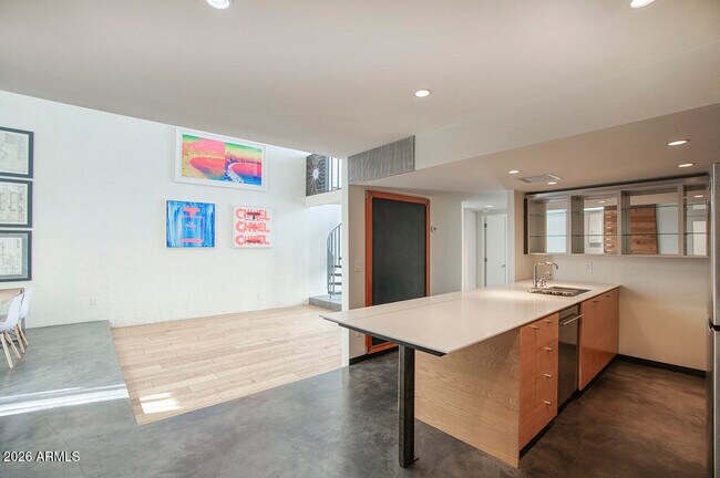 Building Photo - 3261 E Camelback Rd