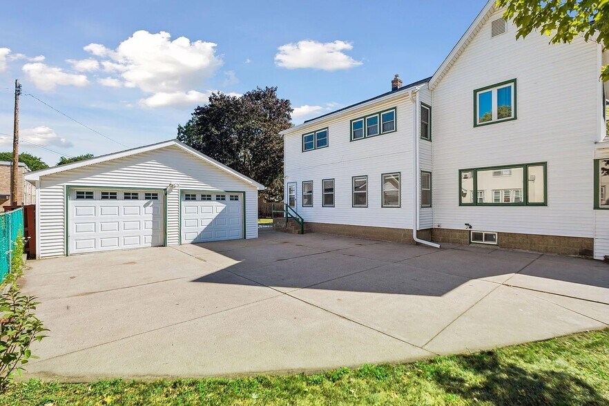 Building Photo - 409 6th St SE