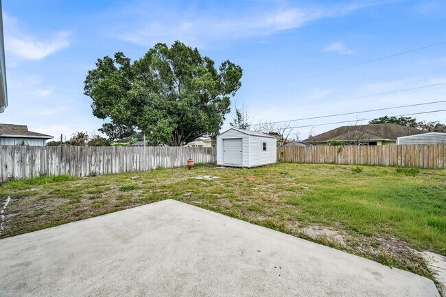 Building Photo - 726 SW Bond Rd
