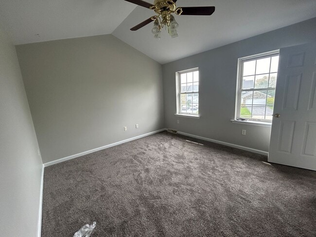 Building Photo - Updated Townhome