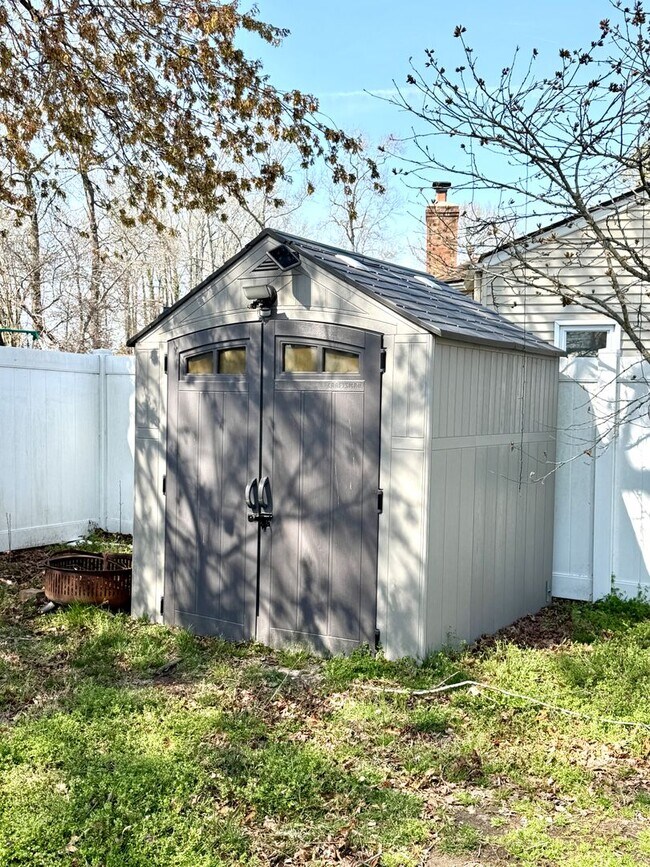 Building Photo - 3 bed/2 bath home on large corner lot