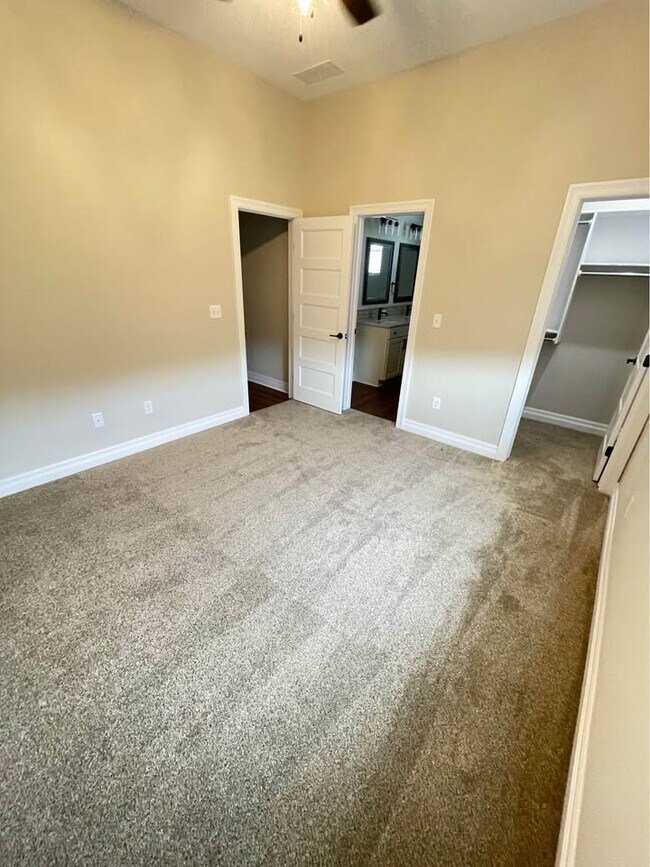 Building Photo - 4670 W Emerald Bay Ct